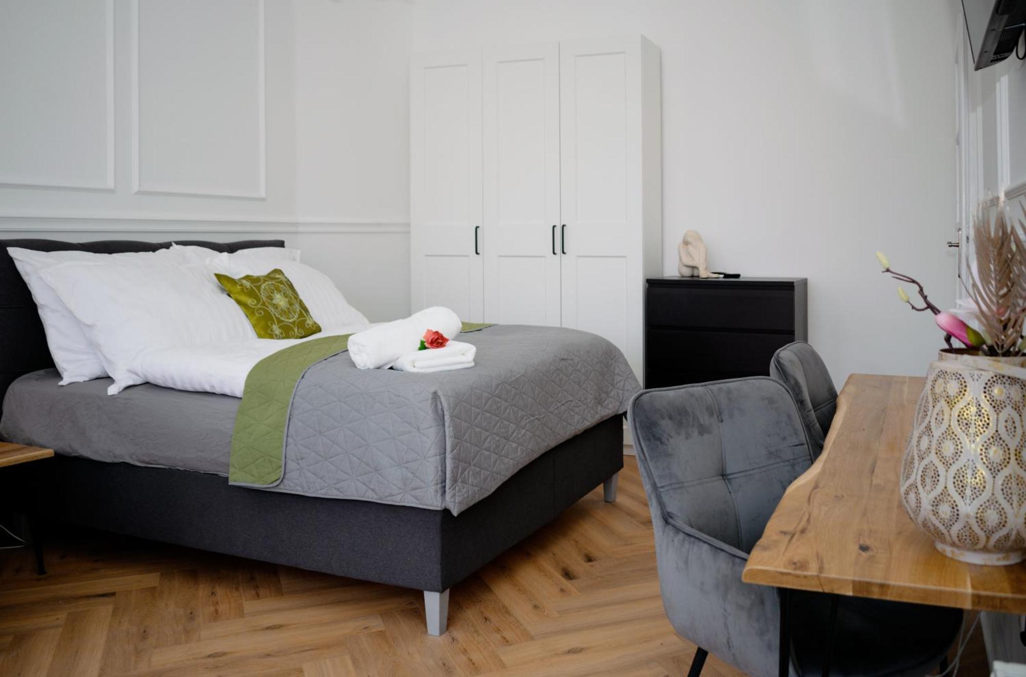 Апартаменти Pedestrian Apartment, The Location Будапешт
