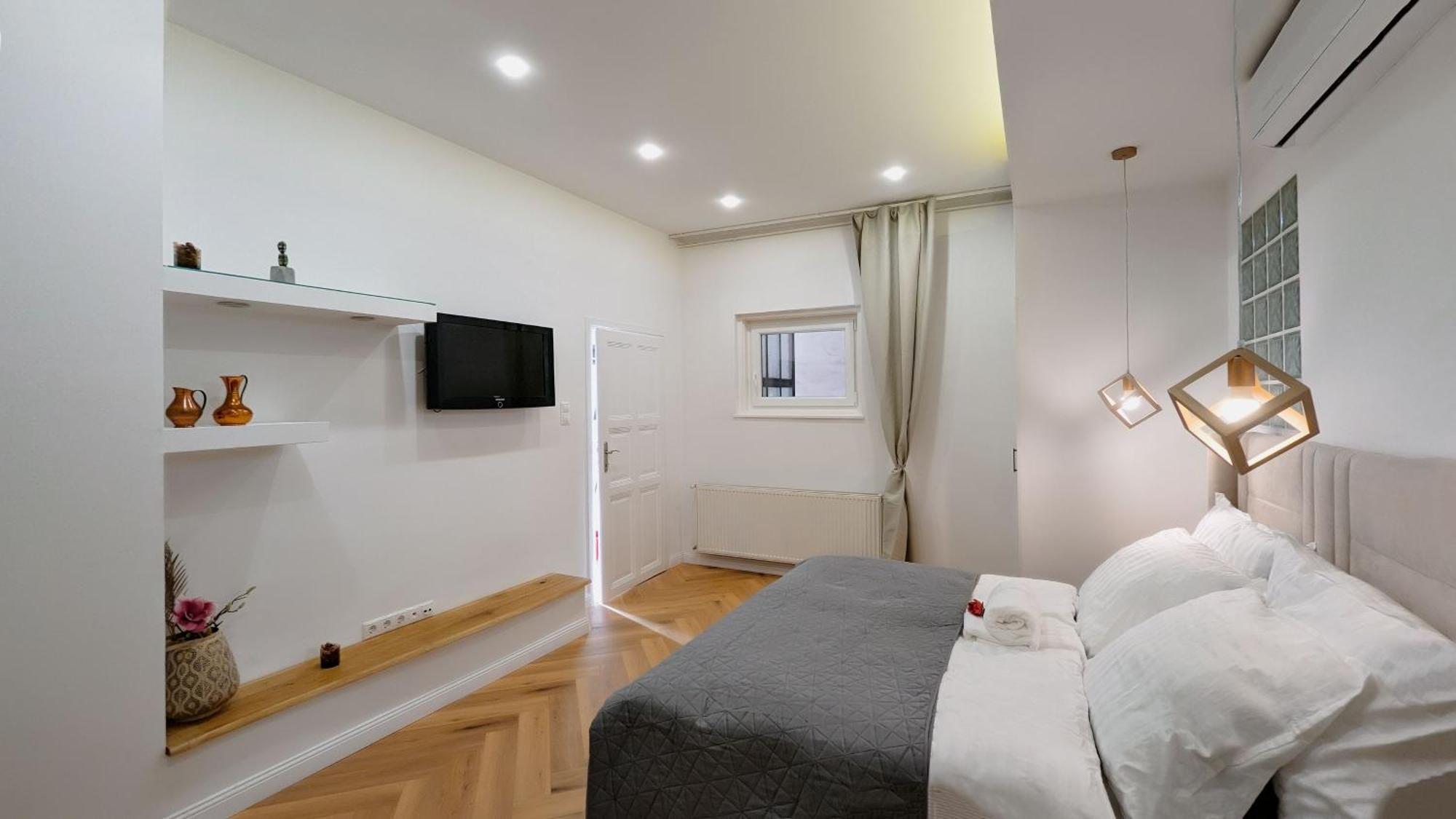 Апартаменти Pedestrian Apartment, The Location Будапешт