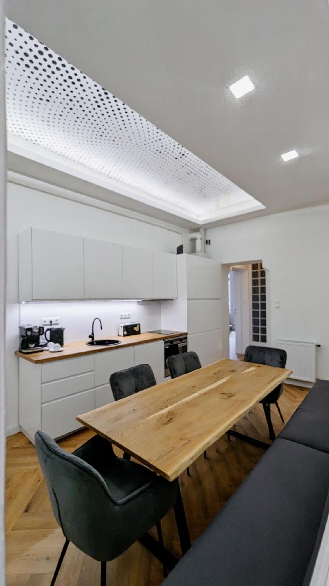 Апартаменти Pedestrian Apartment, The Location