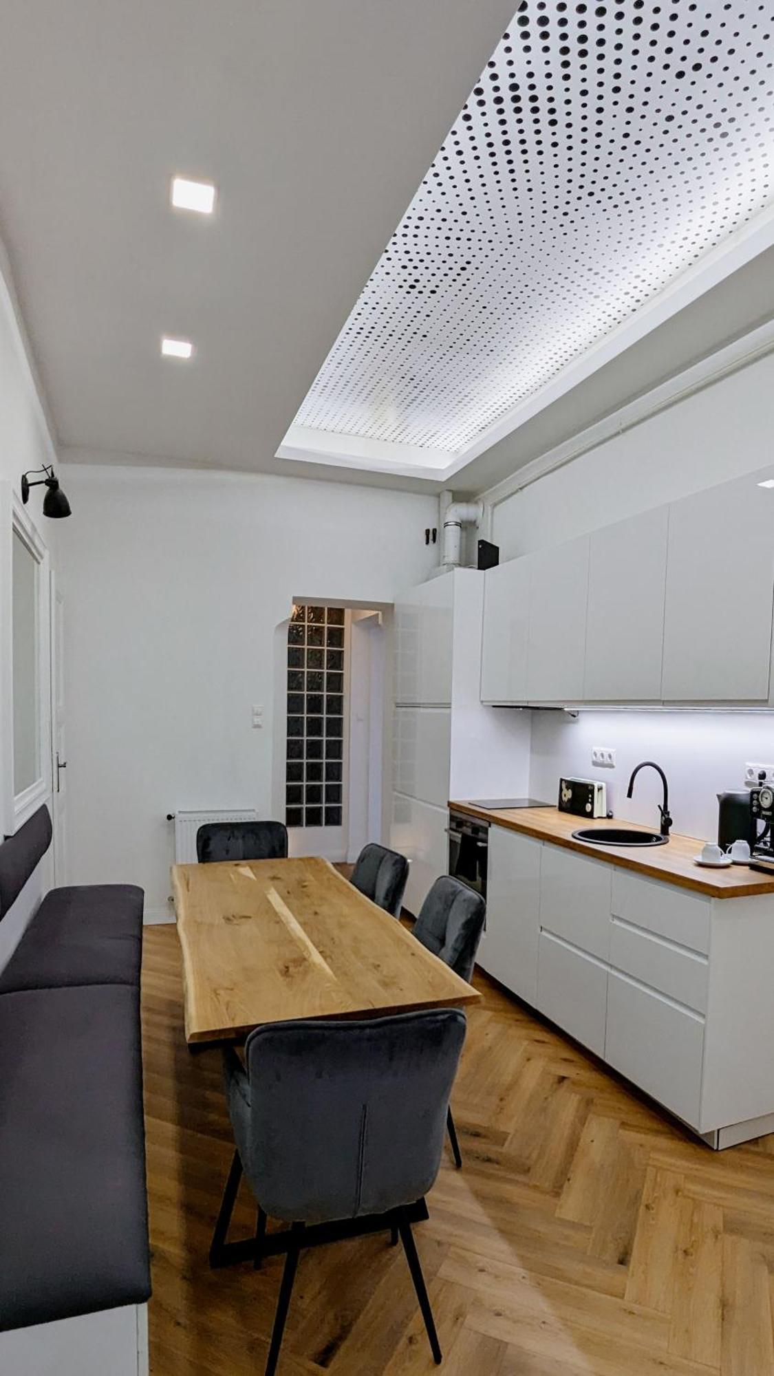 Pedestrian Apartment, The Location Апартаменти