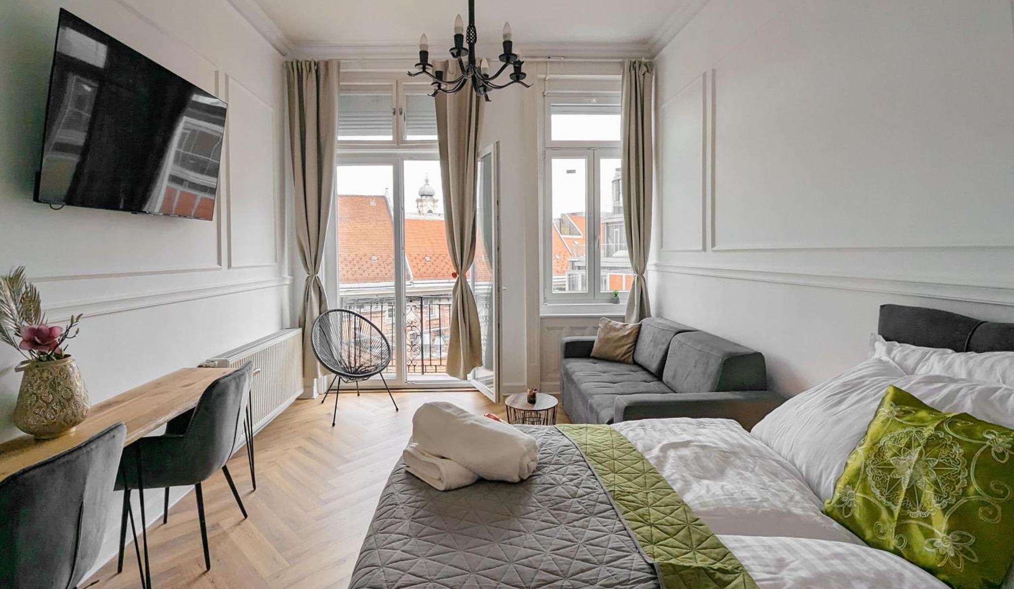 Апартаменти Pedestrian Apartment, The Location *